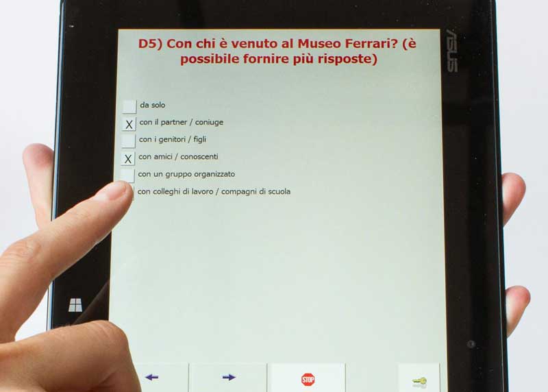 Questionario di valutazione con tablet touch screen