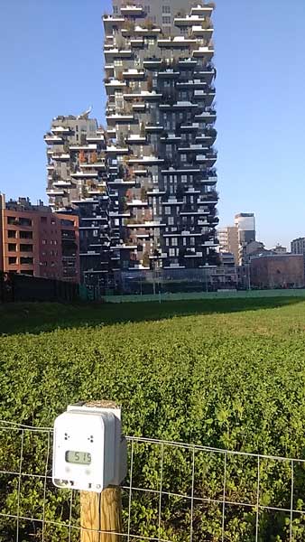 Contapersone da esterno a Milano presso grattacieli bosco verticale